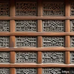 한옥의 벽돌 기법 - A traditional Korean hanok wall featuring intricately textured clay bricks with natural earthy tones...
